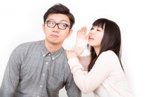 男性に質問する女性